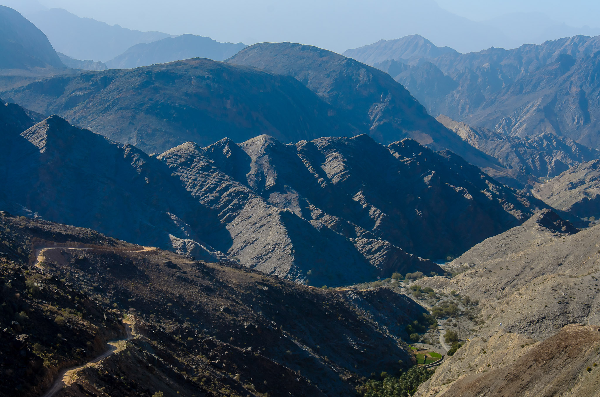 The road between Wadi Bani Awf and Wadi Bani Khraus